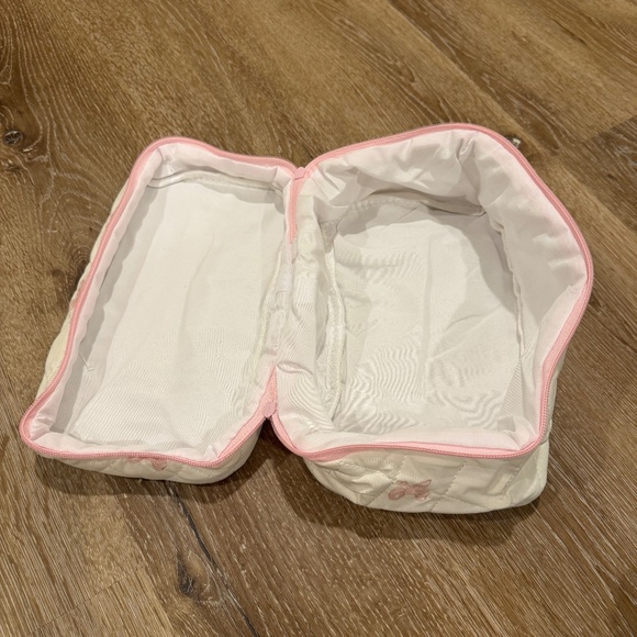 NWOT: THE JOLLY HOUSE BOW MAKEUP BAG ZIPPER CLOSURE PINK AND WHITE - Picture 6 of 6